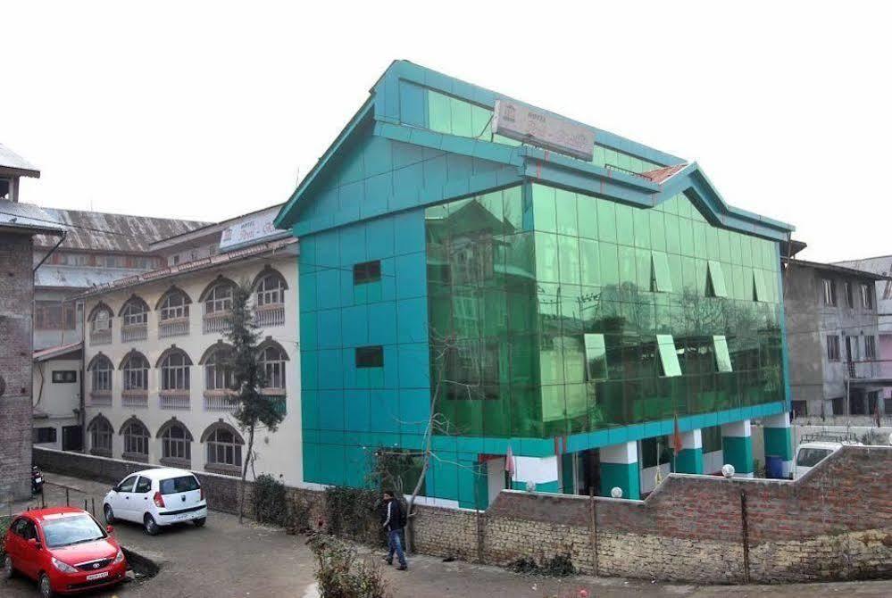 Hotel Ibni Kabeer Srīnagar Exterior foto