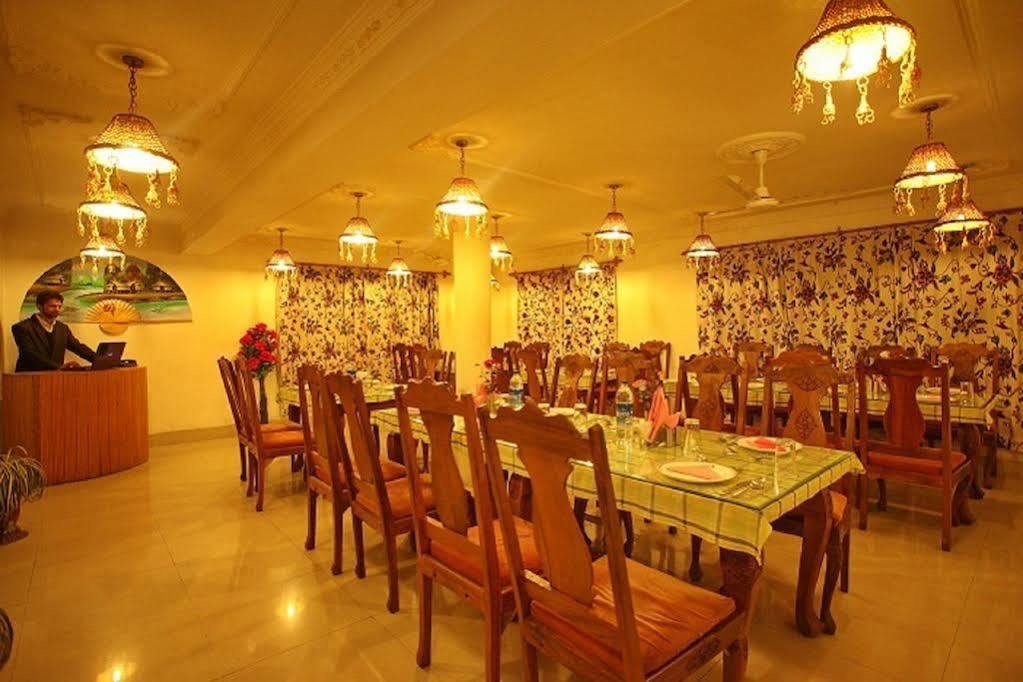 Hotel Ibni Kabeer Srīnagar Exterior foto